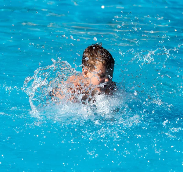 Chlapec Plave Šplouchnutím Aquaparku — Stock fotografie