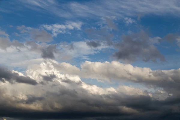 Awan Indah Melawan Langit Biru Taman Alam — Stok Foto