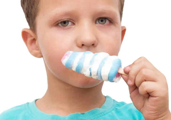 Menino Comendo Sorvete Fundo Branco — Fotografia de Stock