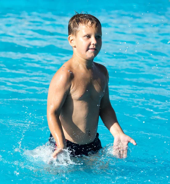 Boy Swims Splash Water Park — Stock Photo, Image