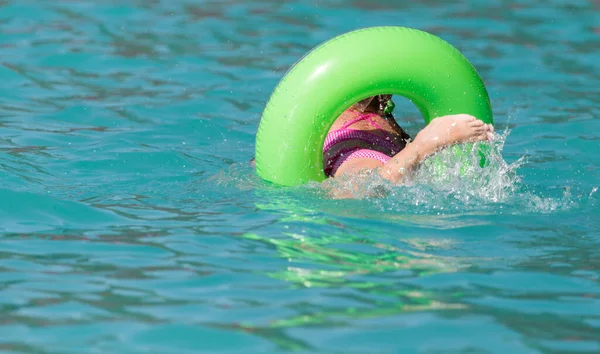 Flicka Med Grön Ballong Poolen — Stockfoto