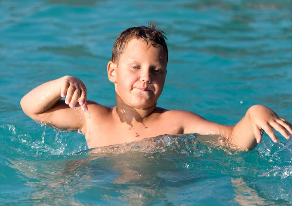 Мальчик Плавает Аквапарке Парке Природе — стоковое фото