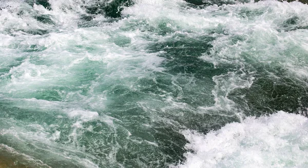 Arka plan olarak fırtınalı okyanus suyu. Doğadaki parkta.