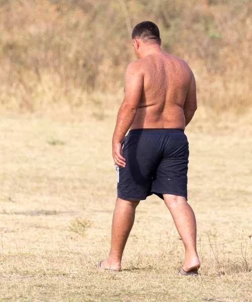 外面穿着短裤的胖子 在大自然的公园里 — 图库照片