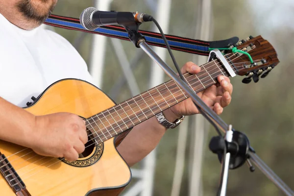 Mano Hombre Tocando Guitarra Parque Naturaleza — Foto de Stock