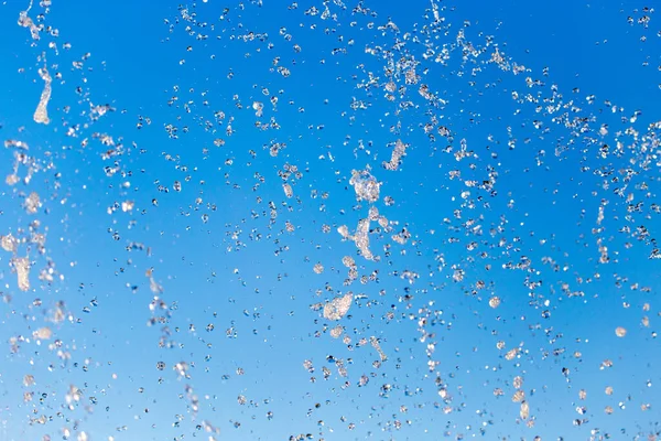 Брызги Воды Фонтана Фоне Голубого Неба — стоковое фото
