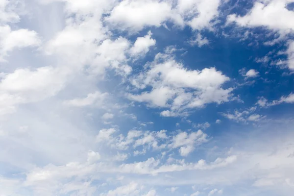 Σύννεφα Στον Γαλάζιο Ουρανό Φόντο — Φωτογραφία Αρχείου
