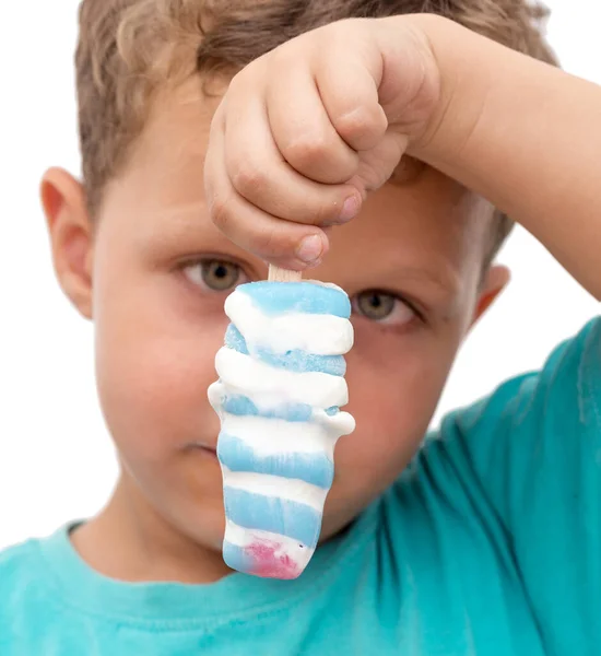 Menino Comendo Sorvete Fundo Branco — Fotografia de Stock