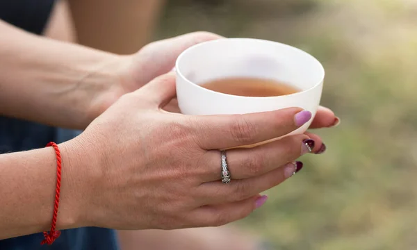 Thee Hand Van Vrouw Natuur — Stockfoto