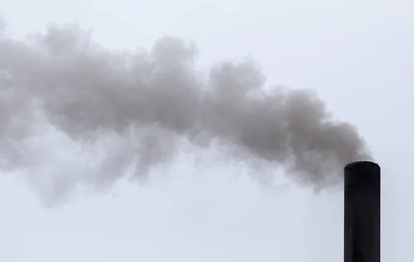 Humo Una Pipa Cielo Nublado —  Fotos de Stock