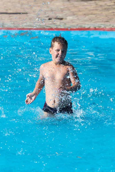 Boy Swims Splash Water Park — Stock Photo, Image