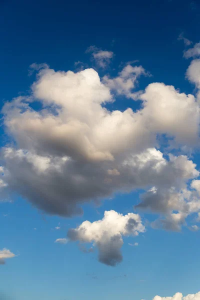 Chmury Niebieskim Niebie Parku Przyrodzie — Zdjęcie stockowe