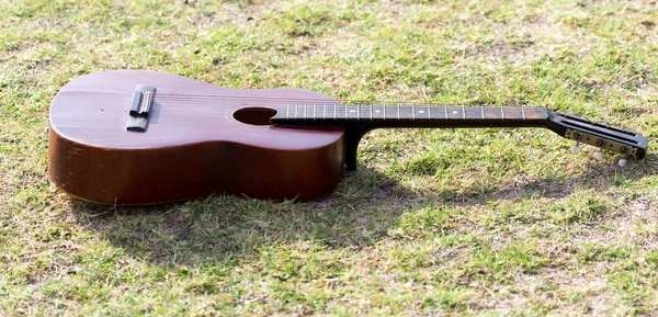 Guitarra Deitada Grama Natureza — Fotografia de Stock