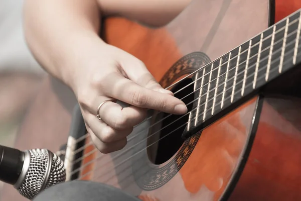 Mão Rapariga Tocar Guitarra Parque Natureza — Fotografia de Stock