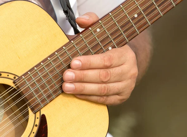 Homme Main Jouant Guitare Dans Parc Dans Nature Image En Vente