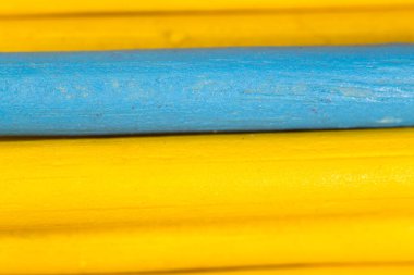 Arka plan olarak sarı ve mavi kalemler. Soyut bir dokunun fotoğrafı