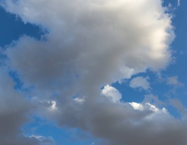 Mavi gökyüzündeki bulutlar. Doğadaki parkta.