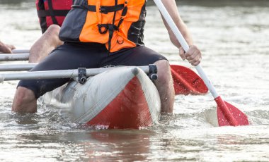 Tekne engebeli nehirde. ekstrem spor .