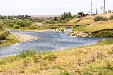 Kazakistan 'daki Boralday Nehri. Doğadaki parkta.