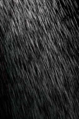 Siyah arka planda yağmur. Soyut bir dokunun fotoğrafı