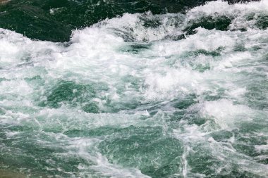 Arka plan olarak fırtınalı okyanus suyu. Doğadaki parkta.