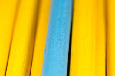 Arka plan olarak sarı ve mavi kalemler. Soyut bir dokunun fotoğrafı