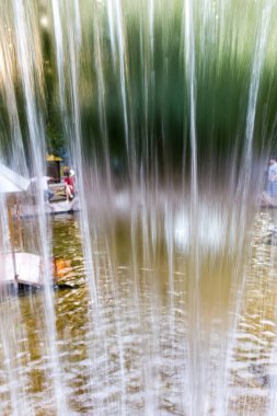 Şelaleden akan su bir zemin gibi. .