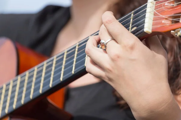 Gitar Çalan Bir Kızın Eli Doğadaki Parkta — Stok fotoğraf