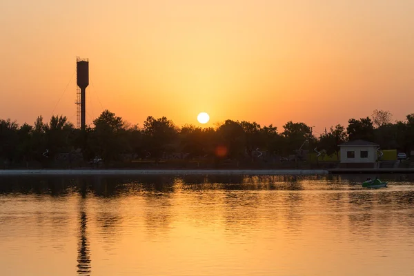 湖の夕日 自然公園で — ストック写真