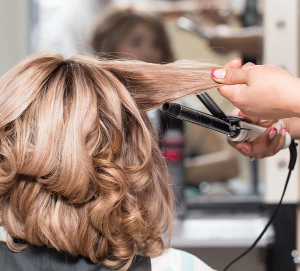 Weibliche Frisuren Beim Curling Einem Schönheitssalon — Stockfoto