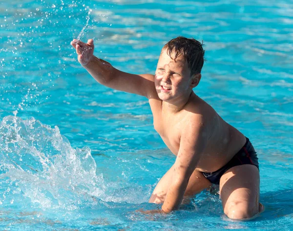 Ragazzo Nuota Con Una Spruzzata Nel Parco Acquatico Immagini Stock Royalty Free