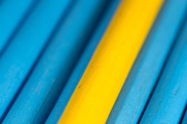 Arka plan olarak sarı ve mavi kalemler. Soyut bir dokunun fotoğrafı