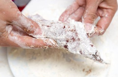 Un içinde balık parçaları. Fotoğraflar stüdyoda.