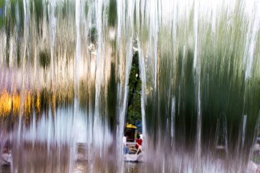 Şelaleden akan su bir zemin gibi. .