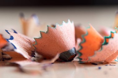 Bir kalemin enkazı. Makro. Fotoğraflar stüdyoda.