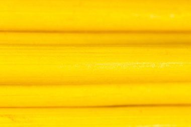 Arka plan olarak sarı kalemler. Soyut bir dokunun fotoğrafı