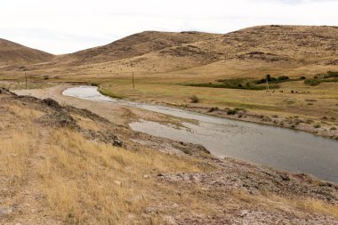 Kazakistan 'daki Boralday Nehri. Doğadaki parkta.