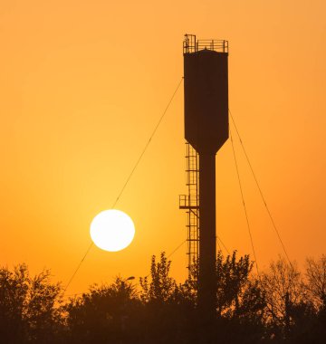 Gün batımında büyük bir tank. Doğadaki parkta.
