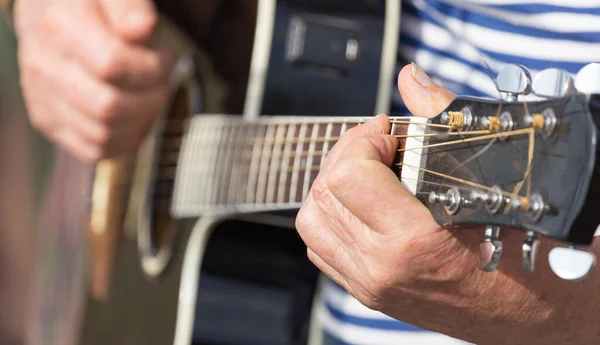 Ручной Человек Играет Гитаре Парке Природе — стоковое фото