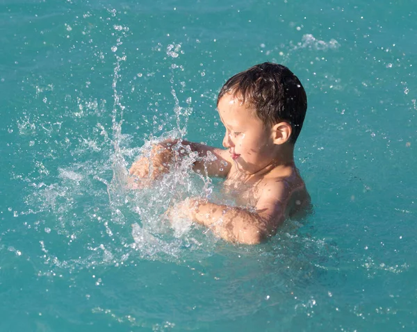 Αγόρι Κολυμπάει Μια Βουτιά Στο Υδάτινο Πάρκο — Φωτογραφία Αρχείου