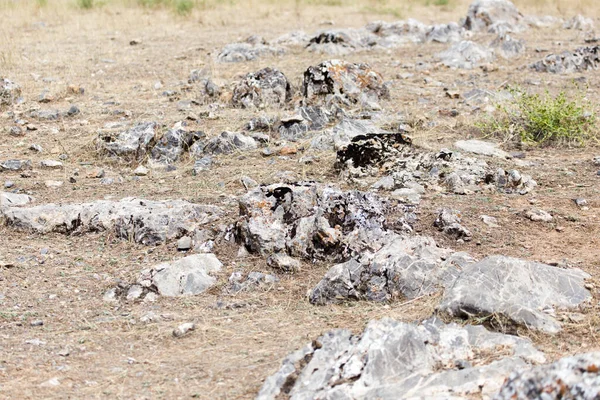 Dağlardaki kaya taşları. Doğadaki parkta.