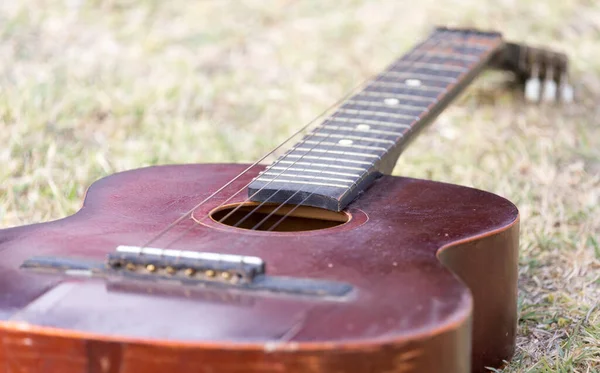 Gitara Leżąca Trawie Łonie Natury — Zdjęcie stockowe