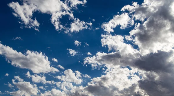 Σύννεφα Στον Γαλάζιο Ουρανό Στο Πάρκο Στη Φύση — Φωτογραφία Αρχείου