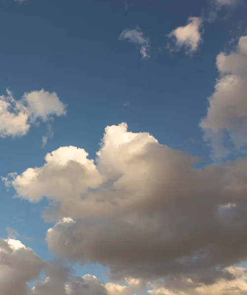 青い空に雲が 自然公園で — ストック写真