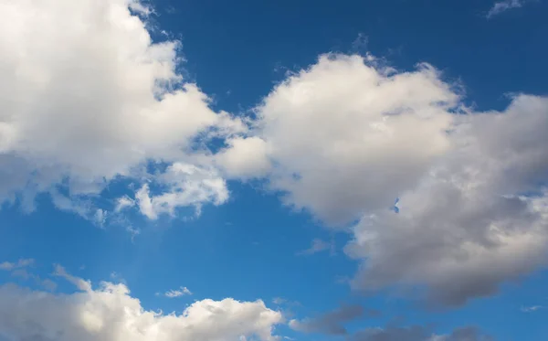 Chmury Niebieskim Niebie Parku Przyrodzie — Zdjęcie stockowe