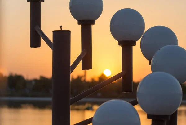 Ljuspoler Vid Solnedgången Parken Naturen — Stockfoto