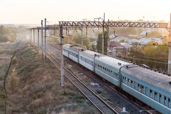 Tren gün batımında demiryolunda. Doğadaki parkta.