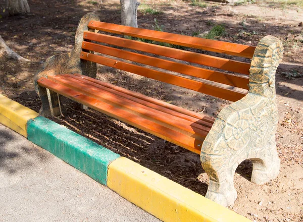 Narancssárga Pad Parkban Parkban Természetben — Stock Fotó