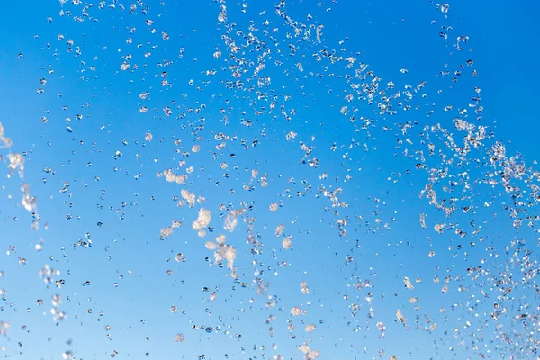 Éclaboussures Eau Fontaine Dans Fond Ciel Bleu — Photo