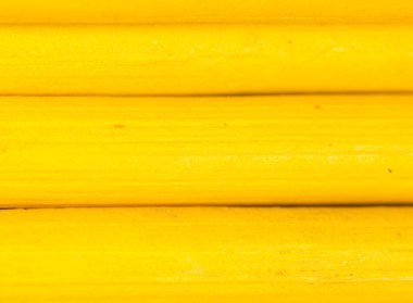 Arka plan olarak sarı kalemler. Soyut bir dokunun fotoğrafı